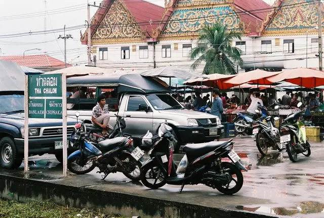 ชุมชนท่าฉลอม