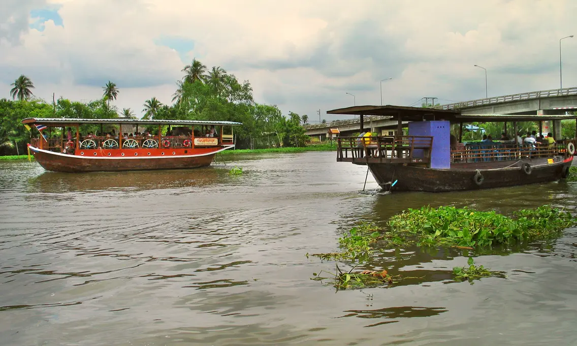 ร้านริมน้ำท่าฉลอม